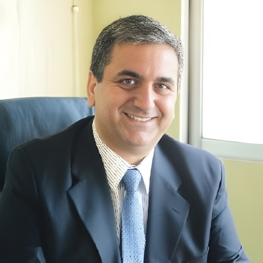 Retrato de un consultor especializado en infraestructura crítica, CCTV y redes